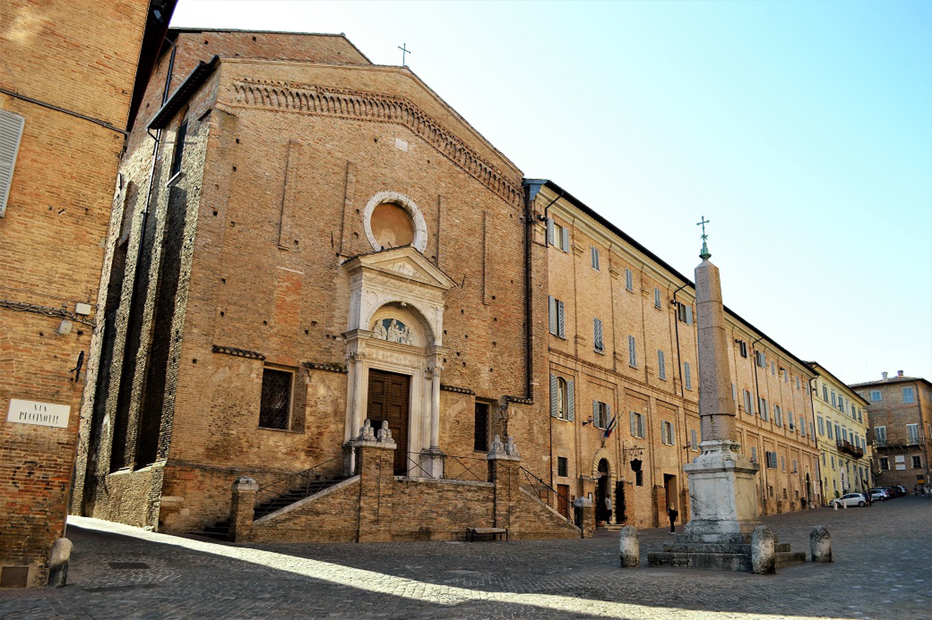 La chiesa di San Domenico Urbino è quasi difronte a Palazzo Ducale