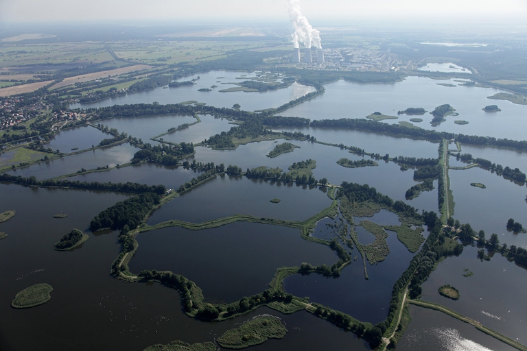 La centrale a carbone di Jaenschwalde, in Germania, è una delle principali emettitrici di CO2 in Europa. Si trova accanto agli stagni di Peitzer Teiche. Foto di Sean Gallup/Getty Images