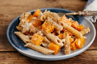 Penne integrali al forno con zucca gorgonzola e noci