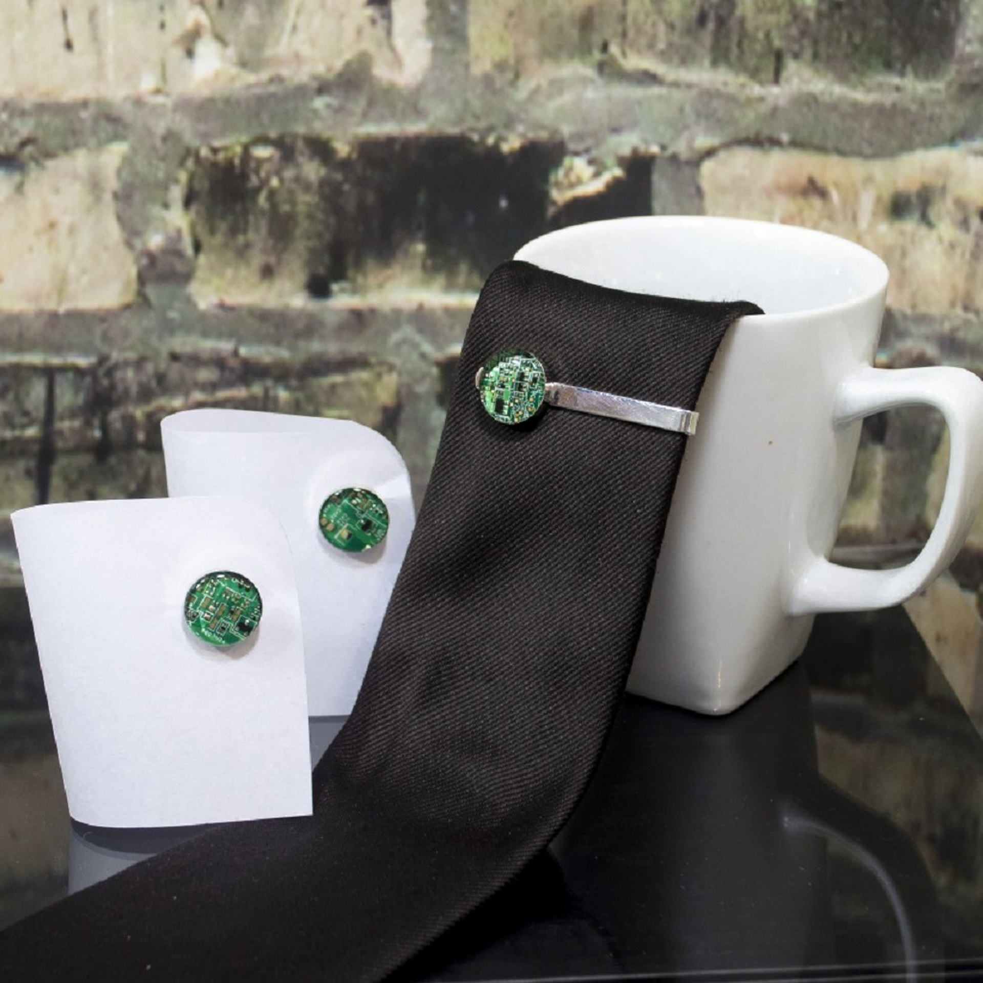 Circuit breaker labs, dal riciclo di circuiti elettrici nascono gioielli ecologici