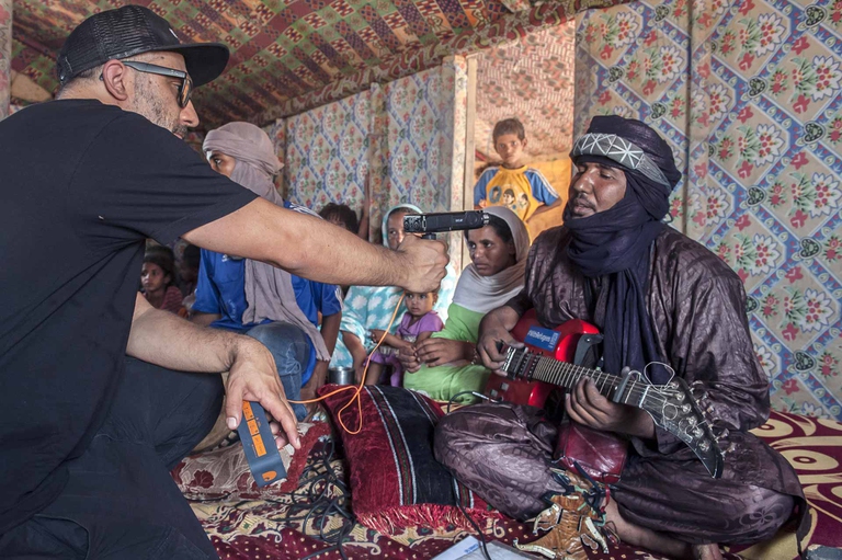 Khalab registra il suono della chitarra di un membro del M'berra Ensemble