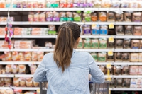 Uno studio ha analizzato l’impatto ambientale di 57mila alimenti confezionati