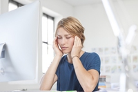 Mal di testa, i rimedi naturali e le cause di cefalea ed emicrania