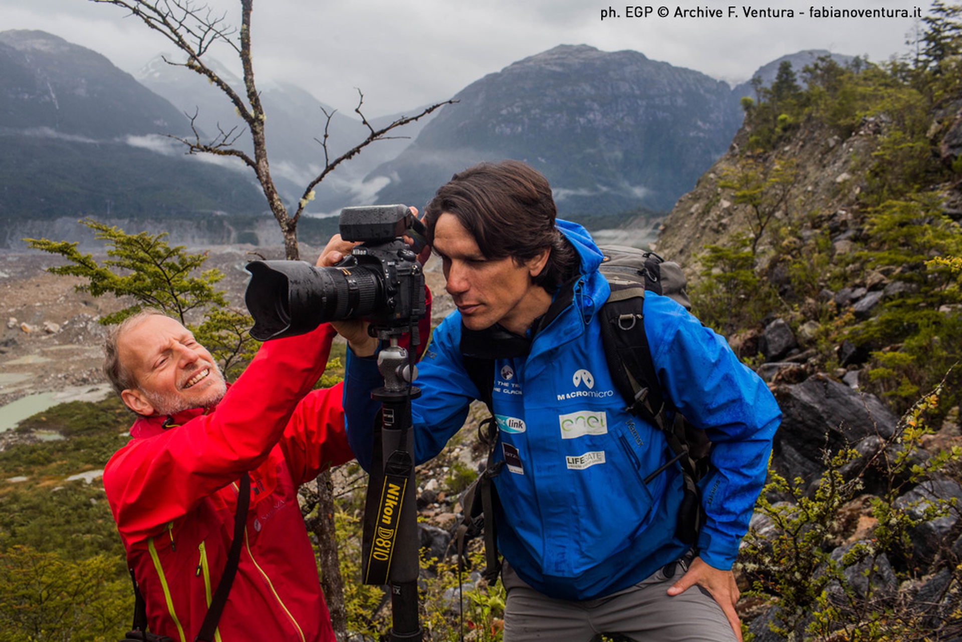 Mattia Crespi e Fabiano Ventura durante la georeferenzazione dei transetti fotografici sul ghiacciaio Exploradores
