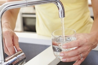 Acqua del rubinetto, nuove regole Ue per migliorarne la qualità (e l’accesso)