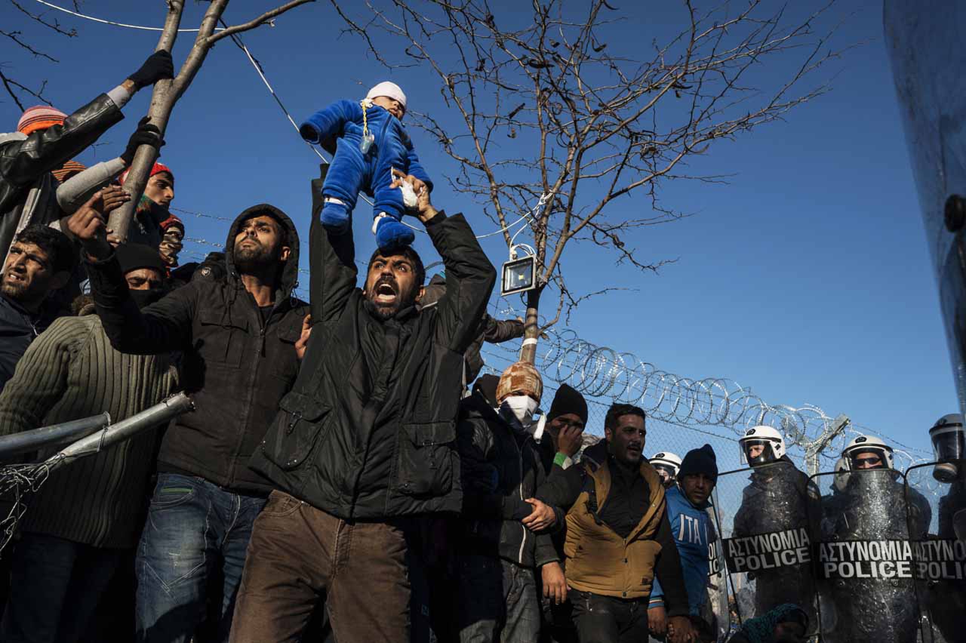 padre con bimbo a Idomeni