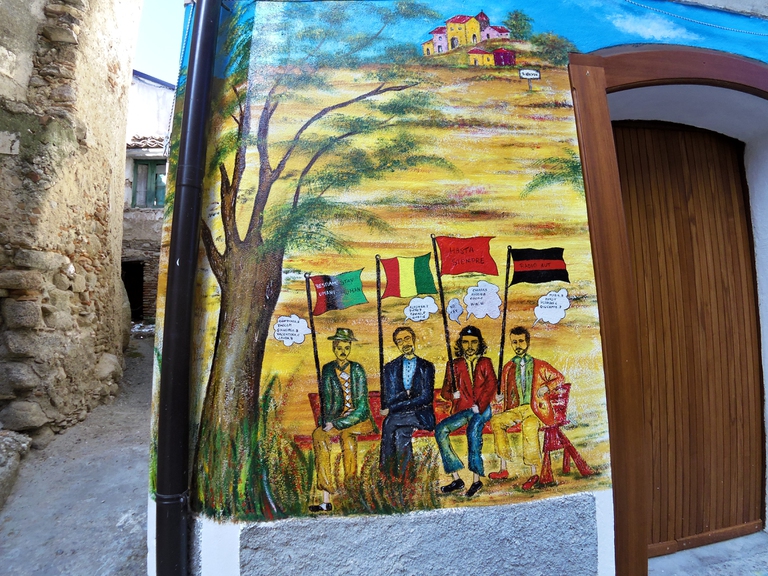 Un murales per l'accoglienza a Riace