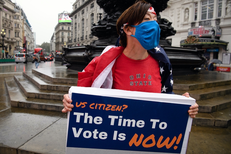 Una attivista a Londra esorta i cittadini statunitensi residenti all'estero a votare alle elezioni