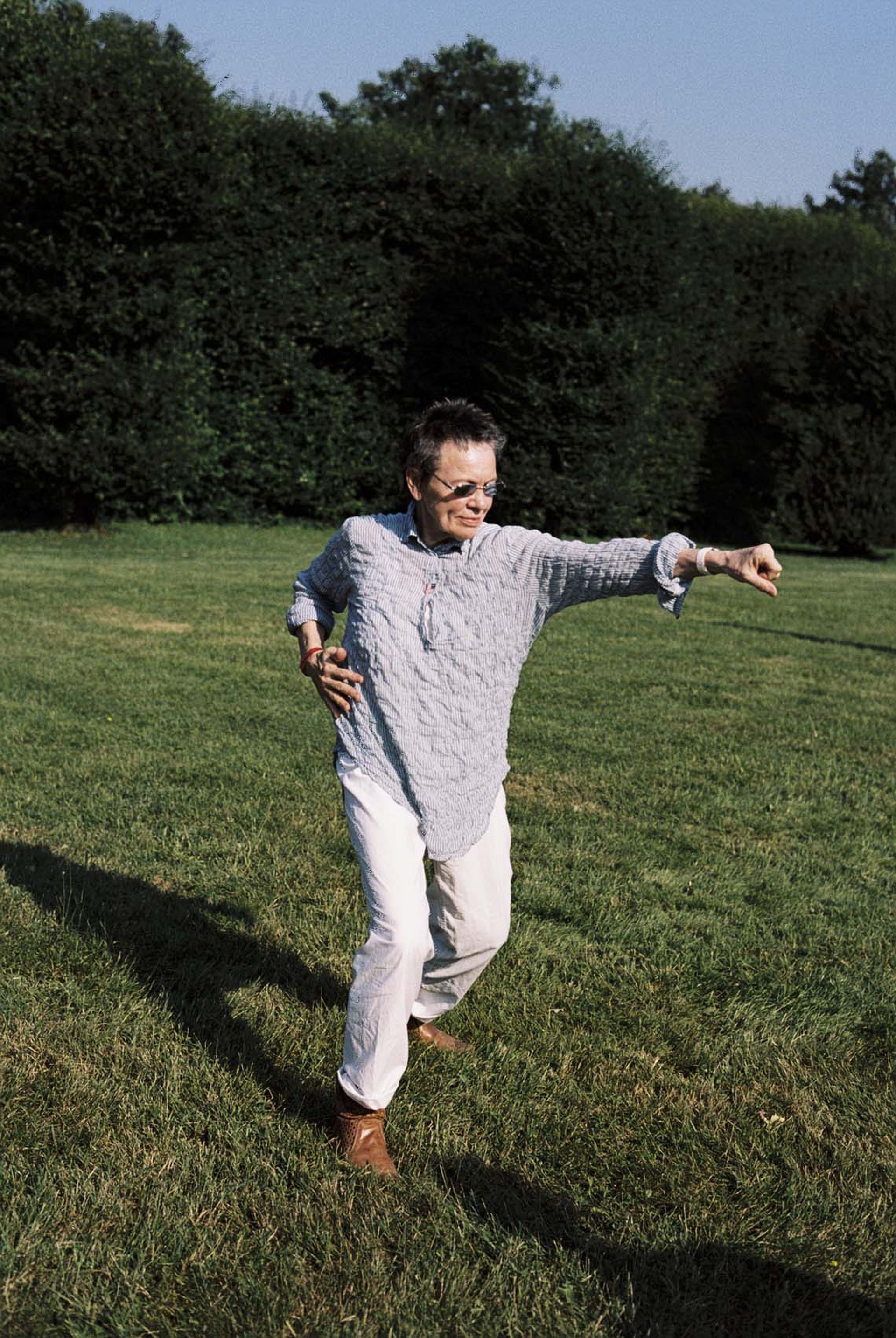 Laurie Anderson mentre pratica tai chi ritratta a Terraforma da Adrianna Glaviano 8
