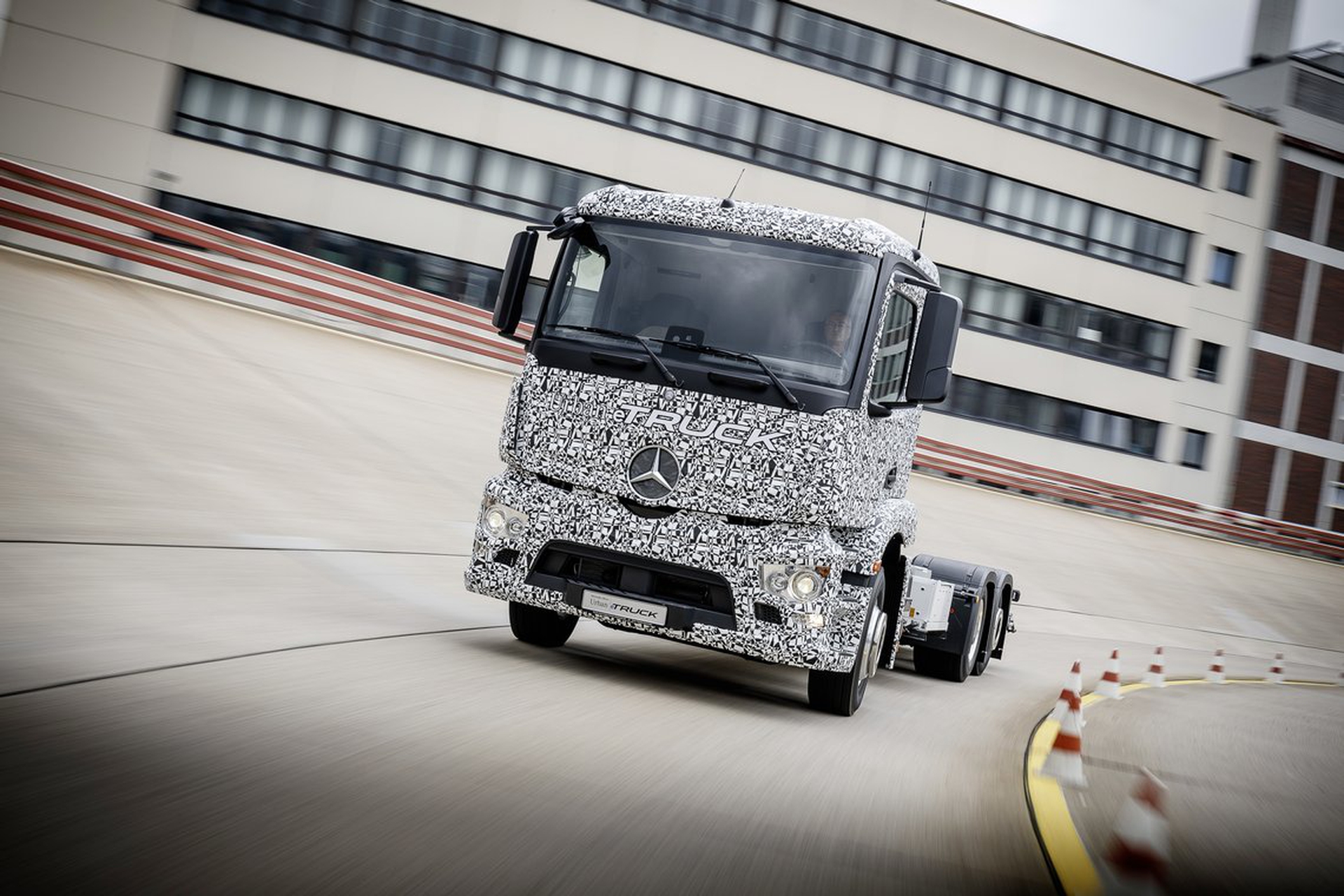 Mercedes-Benz Urban eTruck-008