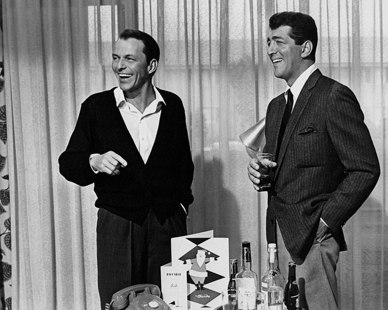 Frank Sinatra sorride con l'amico Dean Martin