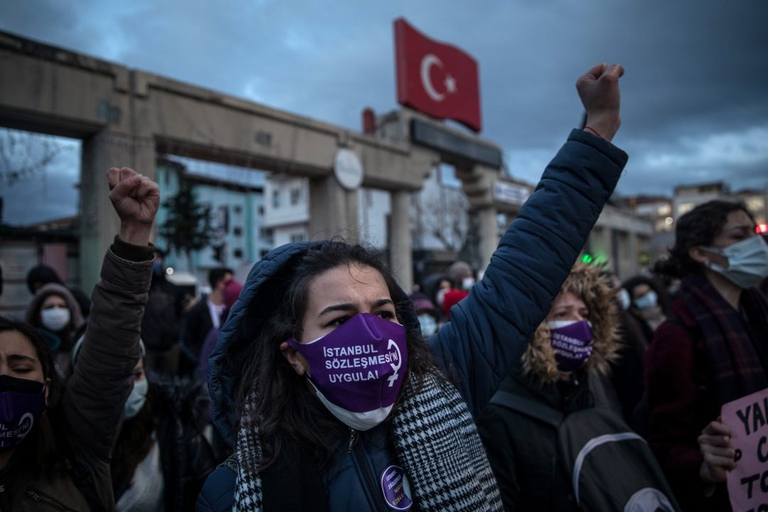 Una manifestazione in Turchia contro il ritiro dalla Convenzione di Istanbul