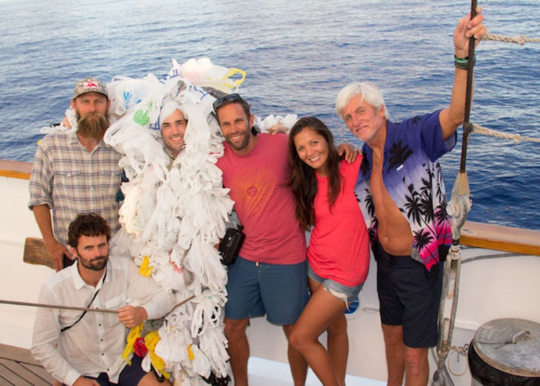 L'equipaggio protagonista del documentario the smog  of the sea.