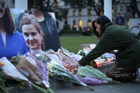 Volontariato, pacifismo e bici. Chi era Jo Cox, la deputata uccisa a Birstall