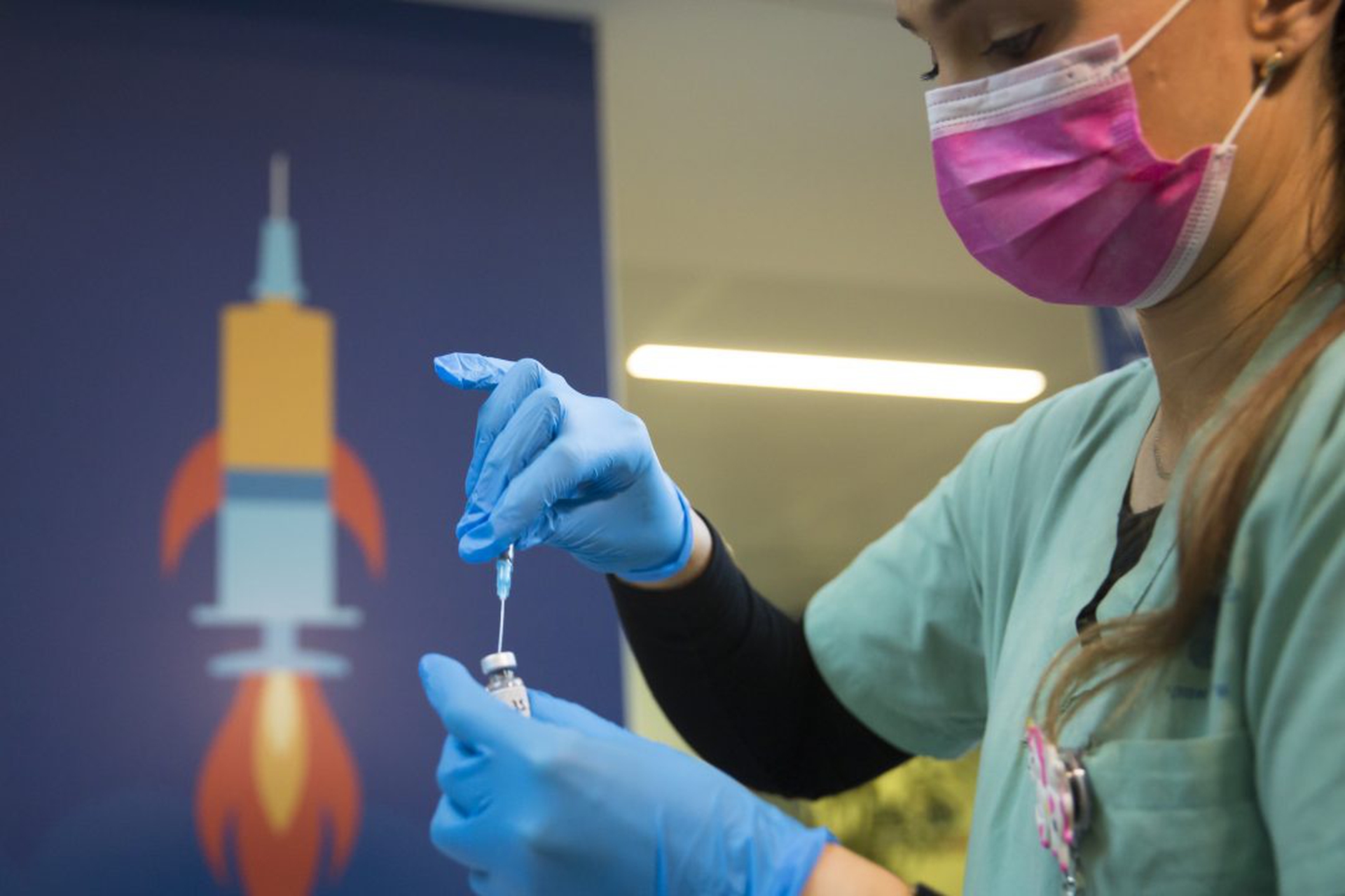 Migliaia di dosi di vaccino vengono somministrate da Israele nei territori occupati illegalmente, ma solo per i coloni. Il popolo palestinese resta invece escluso