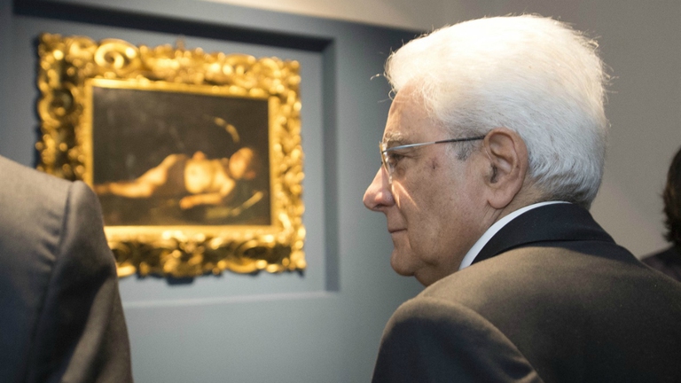 Il presidente della Repubblica al Museo di Lampedusa, sullo sfondo l'Amorino dormiente di Caravaggio © Quirinale