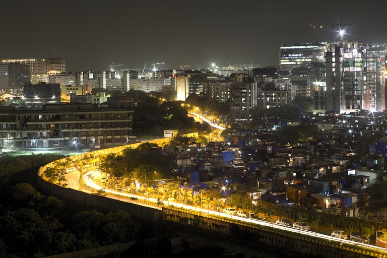 Traffico notturno a Mumbai 