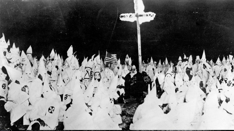 Il Ku Klux Klan del 1915 acquistò importanza soltanto qualche anno dopo, quando l'attiva propaganda di un ex-giornalista, F.Y. Clarke, ne portò gli affiliati a quasi 100.000. Con la sua organizzazione di tipo militare, col segreto di cui si circondava, i riti iniziatici e i giuramenti, le riunioni e le spedizioni notturne di uomini mascherati, acquistò subito un grande ascendente, in parte spiegato con la passione degli Americani per le società segrete, quali le cosiddette fraternities di tipo massonico.