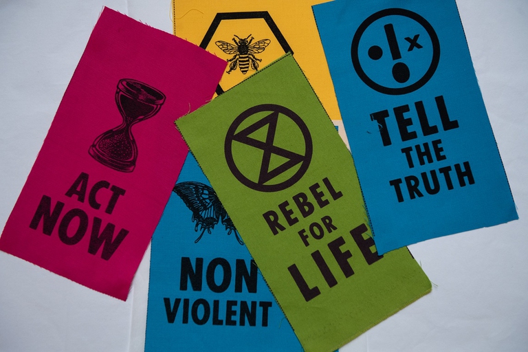 Toppe con gli slogan di Extinction Rebellion