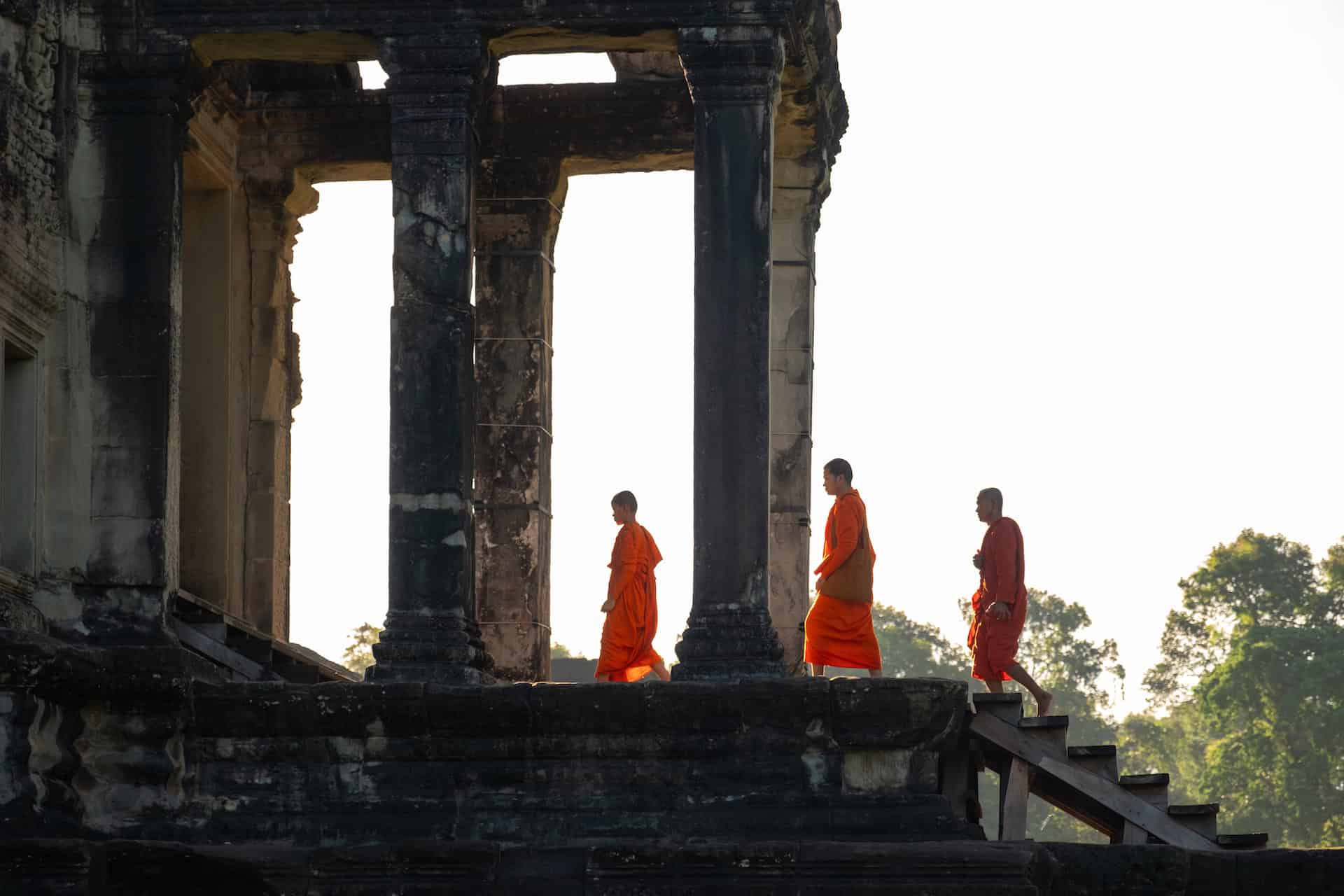 Monaci buddisti entrano nel tempio di Angkor Wat