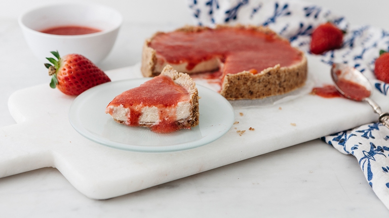 Cheesecake con ricotta e salsa di fragole