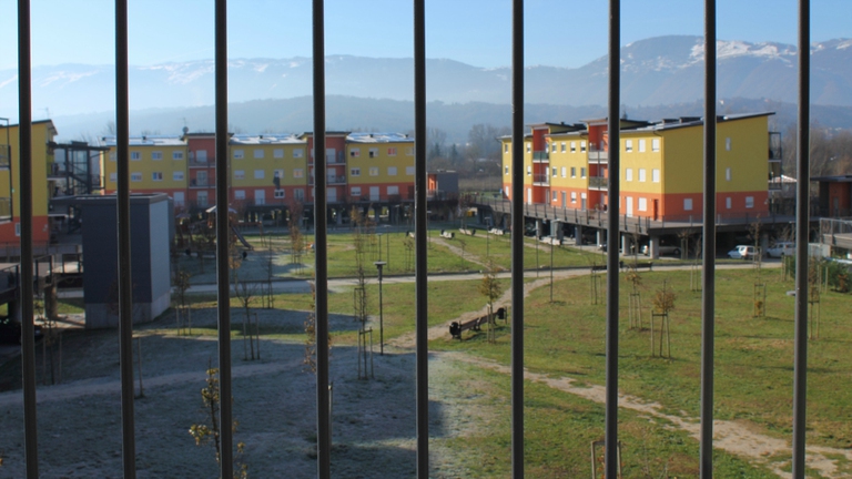 Il panorama della 'new Sassa' vista dall'interno di una abitazione: sullo sfondo la catena appenninica © Simone Santi