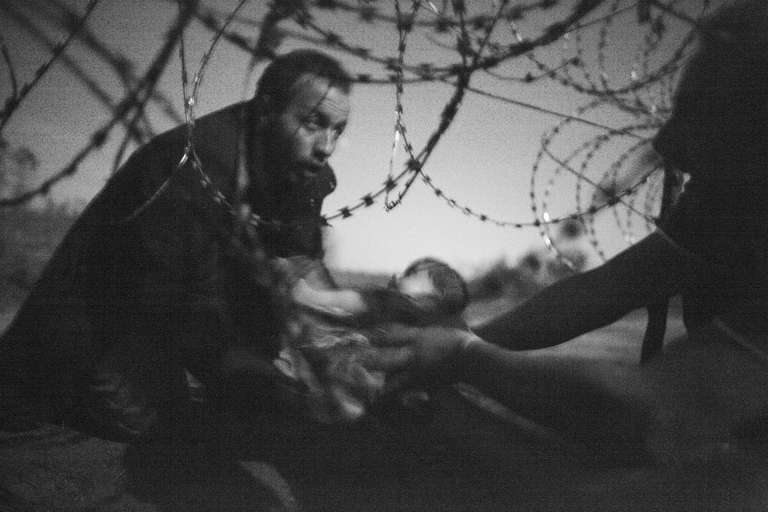 Hope for a New Life. World Press Photo of the Year and Spot News, 1st prize singles © Warren Richardson/2016 World Press Photo Contest