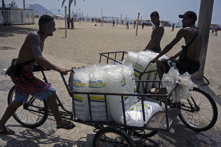 Sulle spiagge in Brasile vengono distribuite buste di ghiaccio per rinfrescarsi