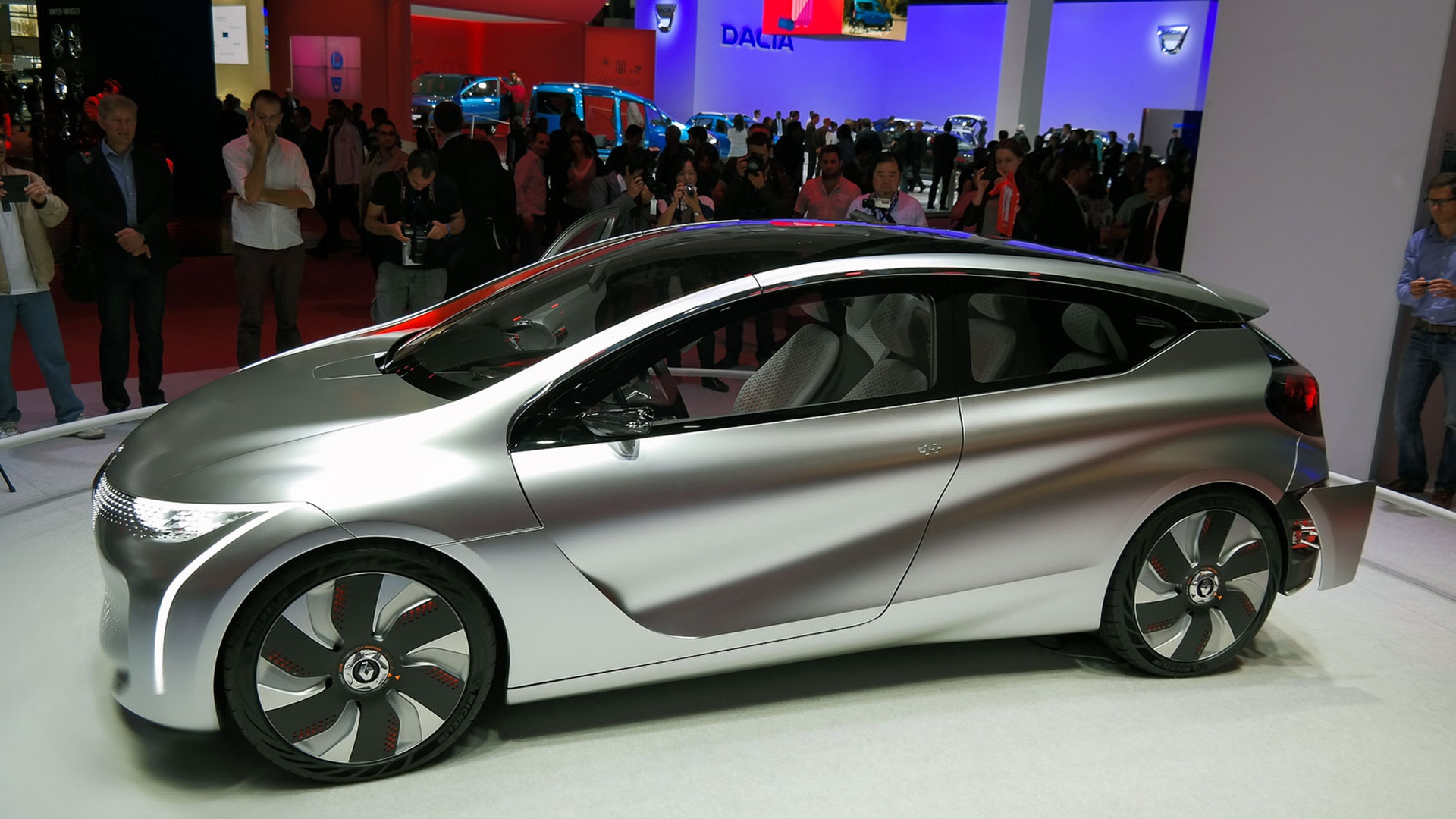 Brillano come stelle le auto elettriche e ibride al Motor Show di Parigi