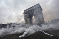 Parigi, lacrimogeni per sgomberare attivisti pacifici per il clima