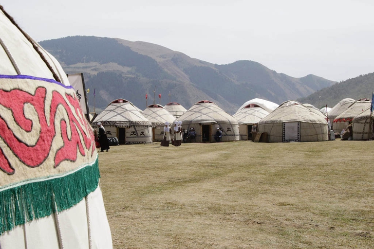 Yurte nel campo allestito per i III World Nomad Games 2018 nella vallata di Kyrchyn in Kirghizistan © Gloria Schiavi