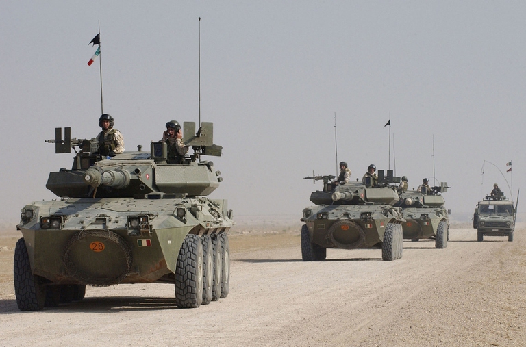 Blindati Italiani in Iraq durante l'operazione Strong Hammer nel 2004. Foto © Marco Di Lauro/Getty Images