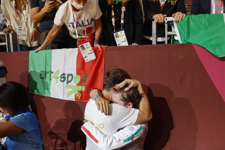 Bebe Vio celebra l'oro a Tokyo 2020