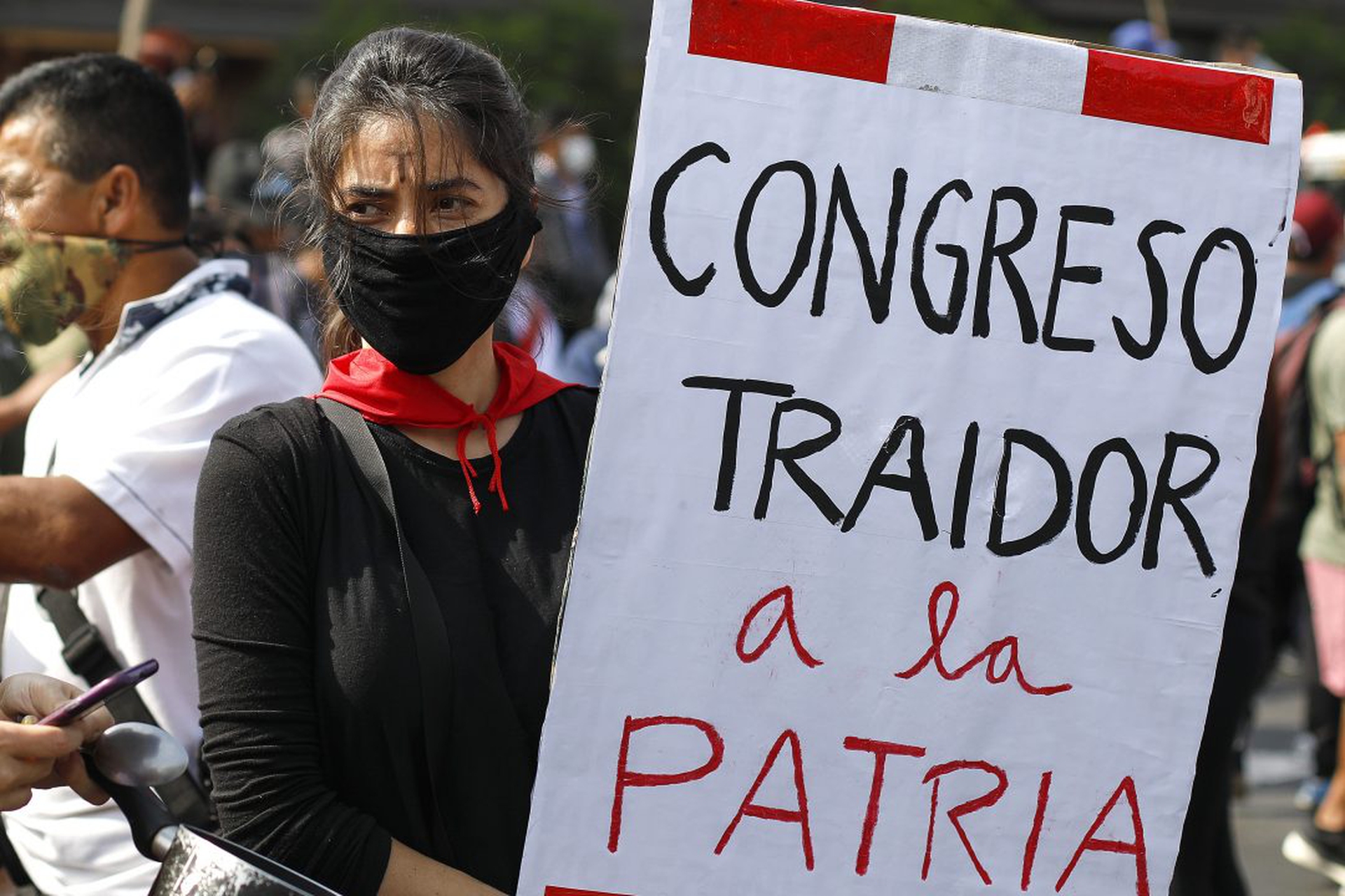 Le manifestazioni contro l'impeachment del presidente in Perù