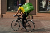 Rider e caporalato. La sentenza che ha riscarcito 44 fattorini di Uber Eats