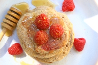 La ricetta leggera dei pancake di grano saraceno speziati, con lamponi e miele