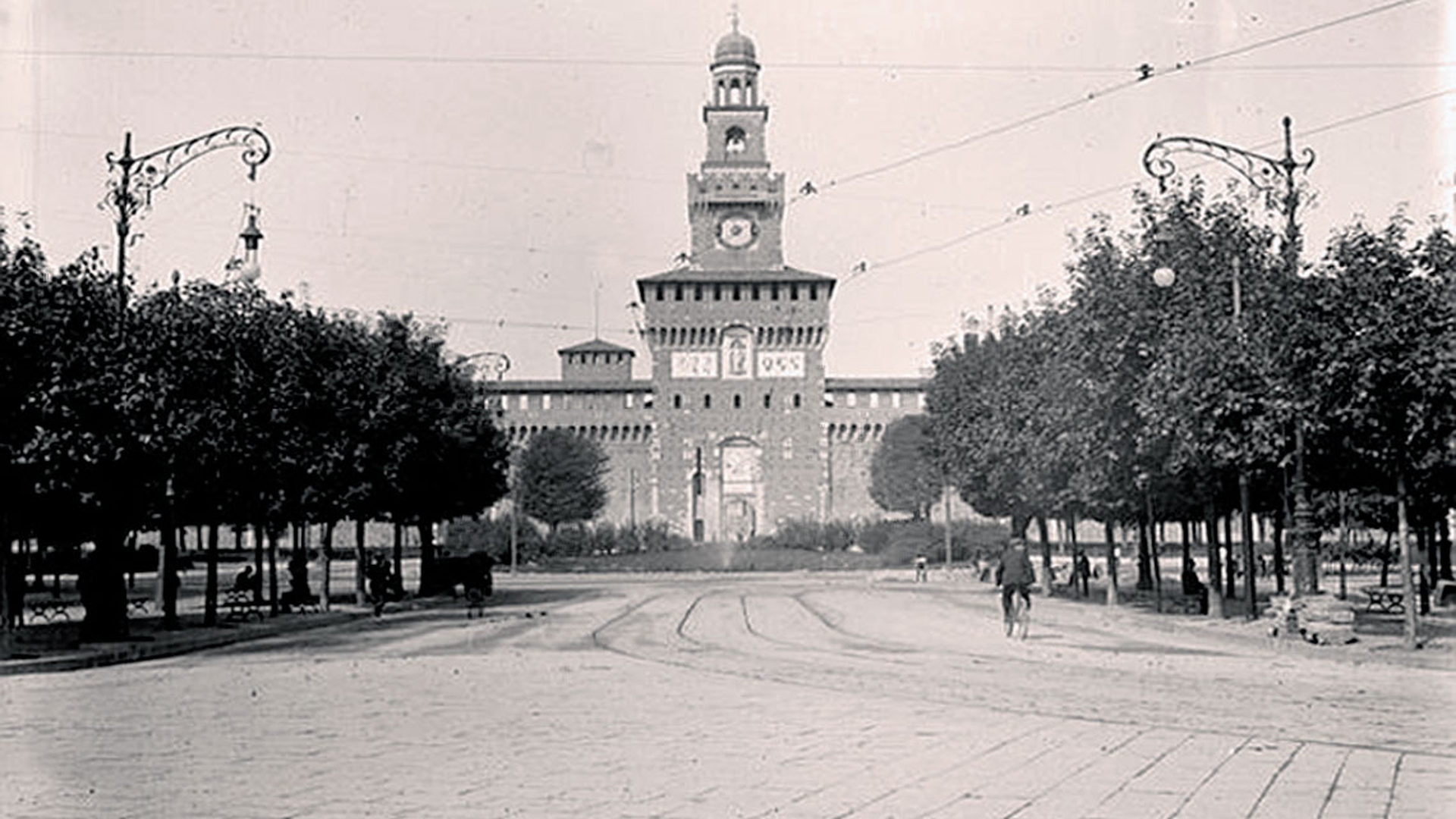 Piazze di Milano con gli alberi