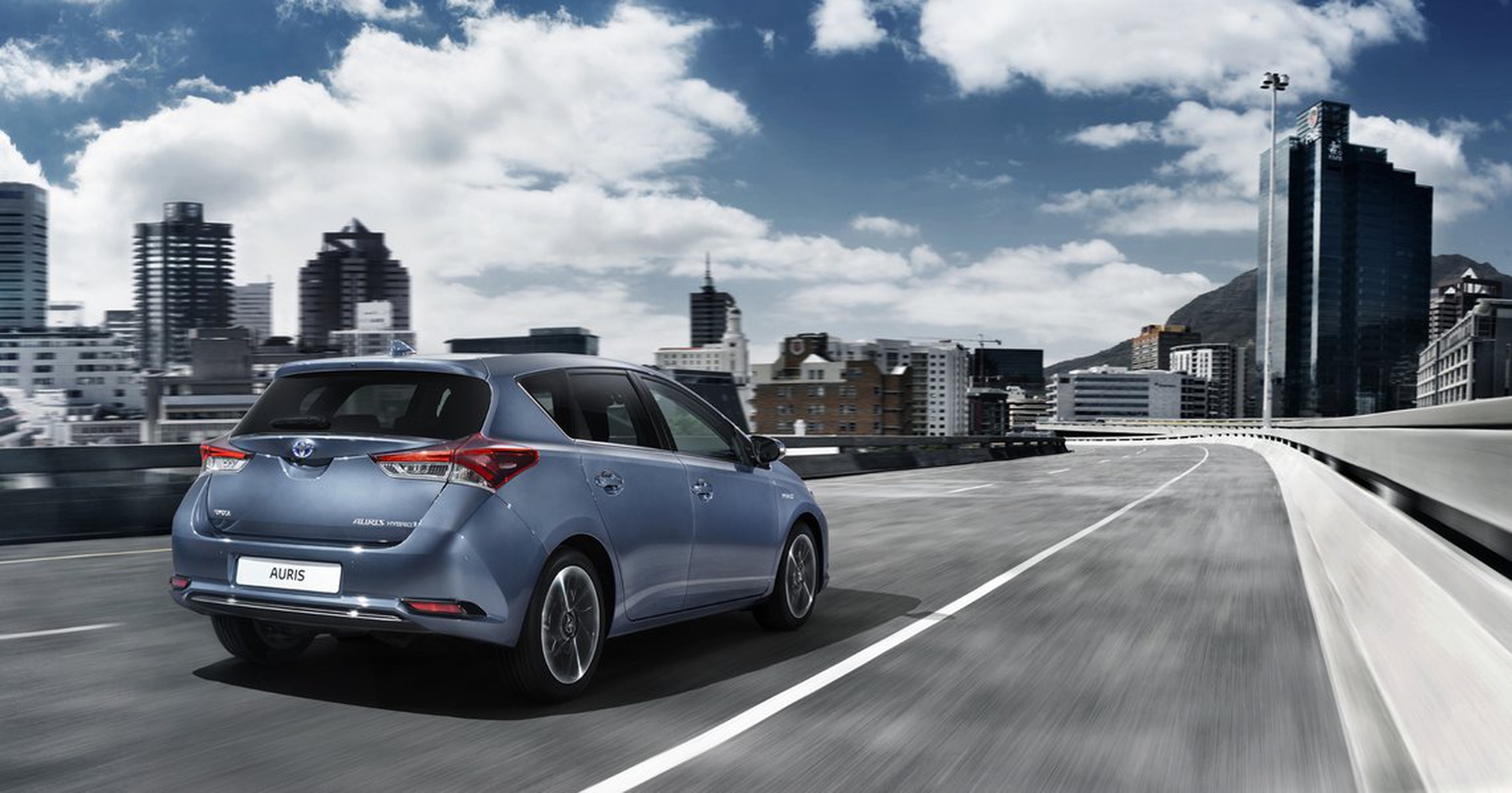 Toyota Auris Hybrid-002