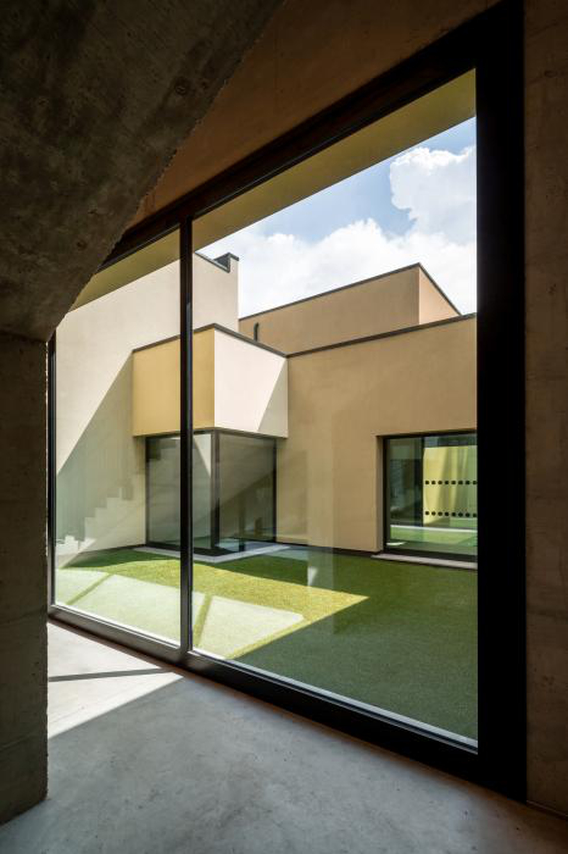 Particolare: finestra del Teatro del Buratto in Maciachini