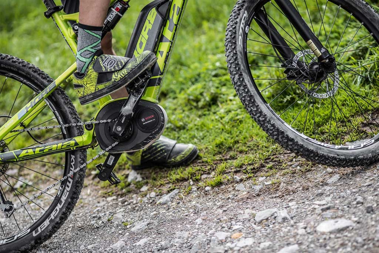 Bosch, fra i maggiori fornitori di sistemi di pedalata assistita, in Val di Fassa ha creato un network per supportare chiunque voglia intraprendere un viaggio a pedali, con infrastrutture, punti di ricarica, assistenza e noleggio. ©Bosch eBike 