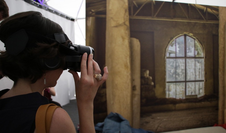 Realtà virtuale ci accompagna nell'installazione interattiva The Fashion Experience di Mani Tese @ Gloria Schiavi