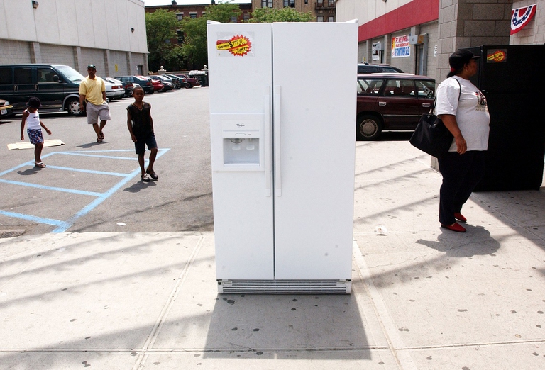 Frigorifero su un marciapiede