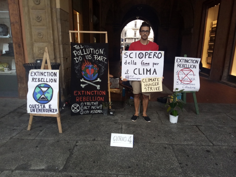 Filippo Guerrini durante lo sciopero della fame in piazza Nettuno a Bologna © XRbologna