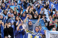 Le donne iraniane sono andate allo stadio per una partita di campionato. È la prima volta dal 1979