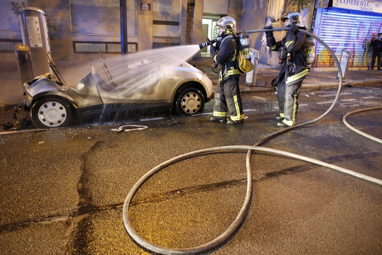 In cinque anni di esistenza il car sharing Autolib' ha scavato un buco di 170 milioni di euro nel suo bilancio. Il suo salvataggio potrebbe pesare come un macigno sulle casse dei comuni coinvolti. Foto © Matthieu Alexandre/AFP/Getty Images