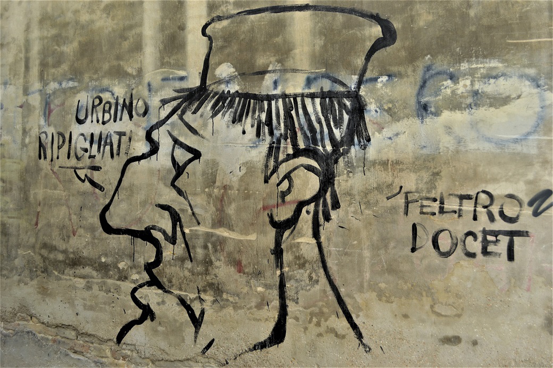 Un murales nel centro storico di Urbino invita la città a rialzarsi