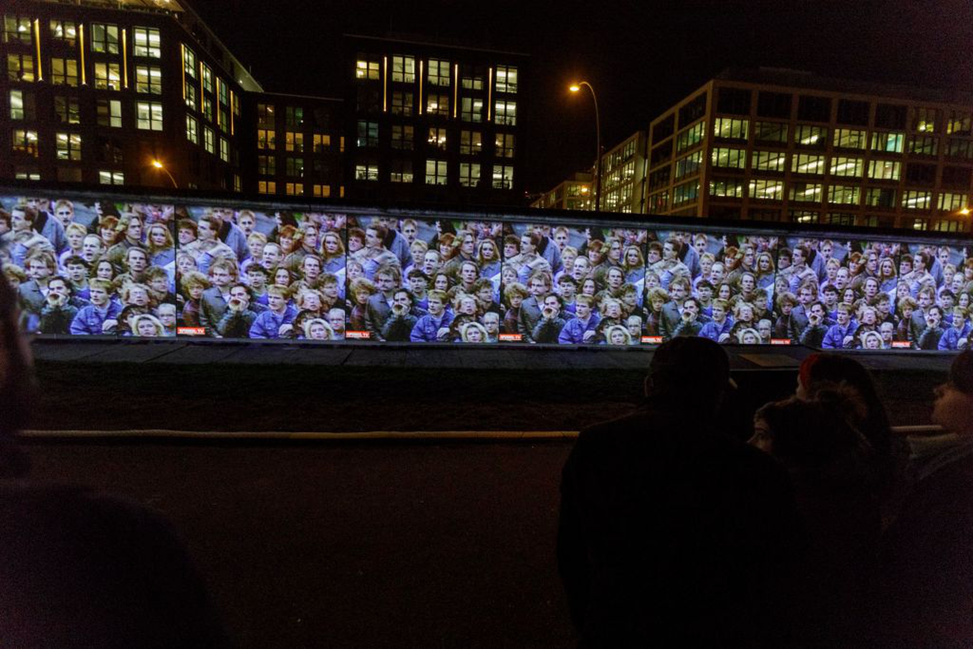 Il Muro di Berlino diventa uno schermo per proiettare immagini storiche