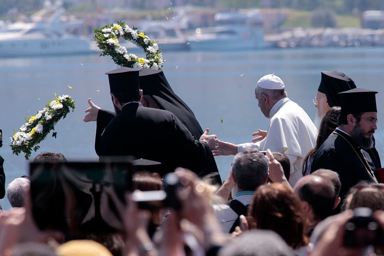 il papa lancia corone di fiori a Lesbo
