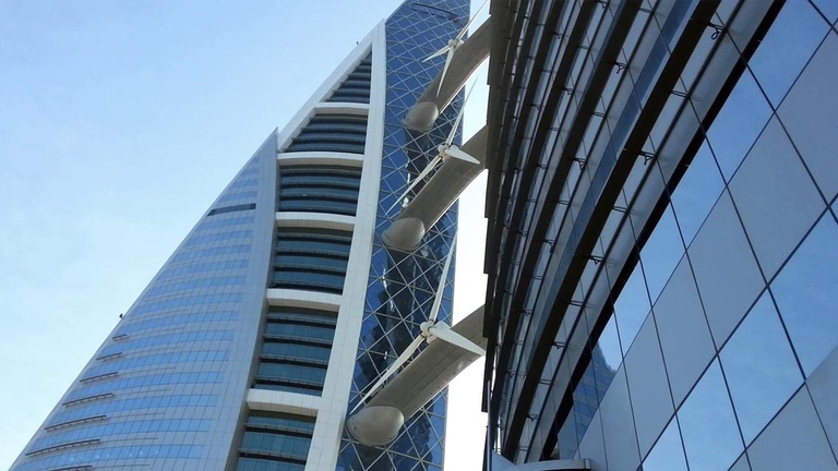 Esempio di turbina eolica integrata in architettura: Bahrein World Trade Center.