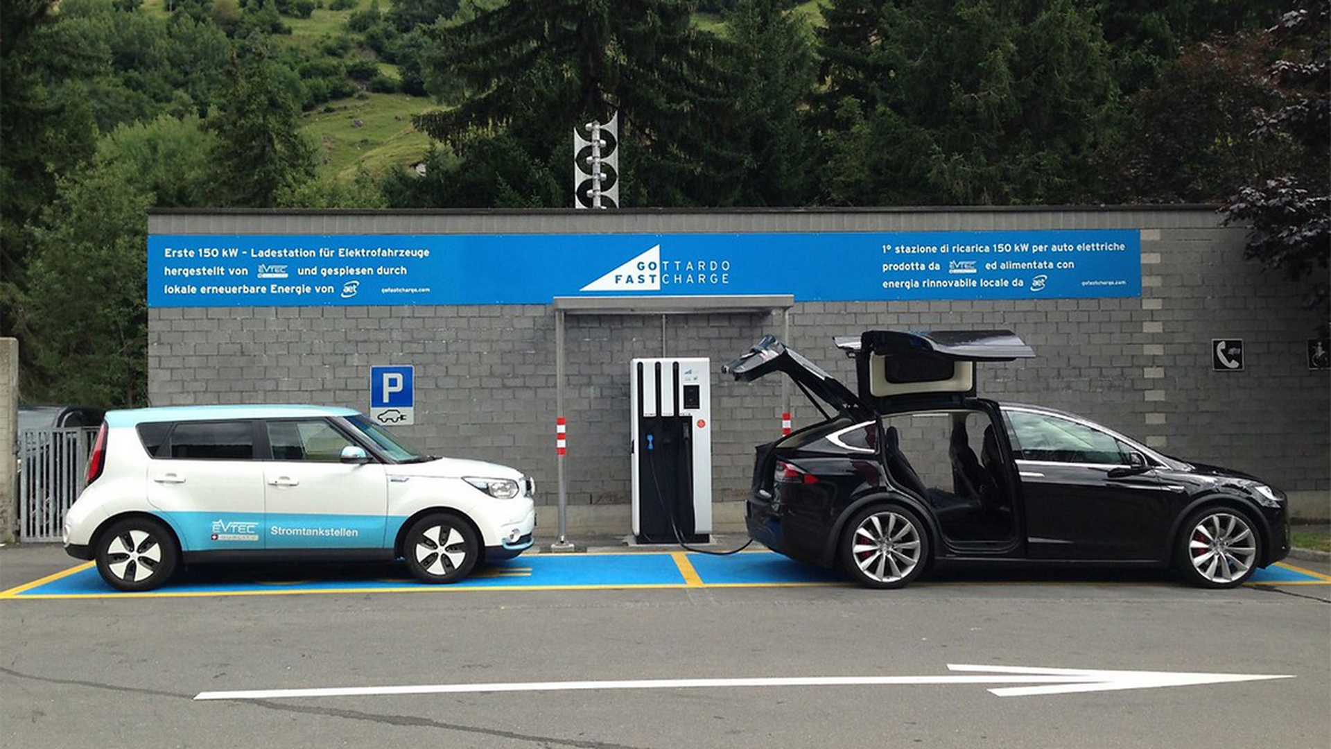 Auto elettriche in autostrada, arrivano le colonnine per i viaggi a lungo raggio